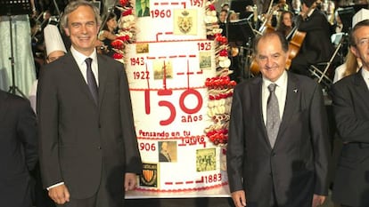 El presidente de Catalana Occidente Jose Mar&iacute;a Serra (segundo por la derecha), posa con los directivos de su empresa Francisco Arregui (derecha), Hugo Serra (izquierda) e I&ntilde;aqui &Aacute;lvarez junto a la tarta conmemorativa del 150 aniversario de la compa&ntilde;&iacute;a.