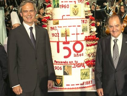 El presidente de Catalana Occidente Jose Mar&iacute;a Serra (segundo por la derecha), posa con los directivos de su empresa Francisco Arregui (derecha), Hugo Serra (izquierda) e I&ntilde;aqui &Aacute;lvarez junto a la tarta conmemorativa del 150 aniversario de la compa&ntilde;&iacute;a.