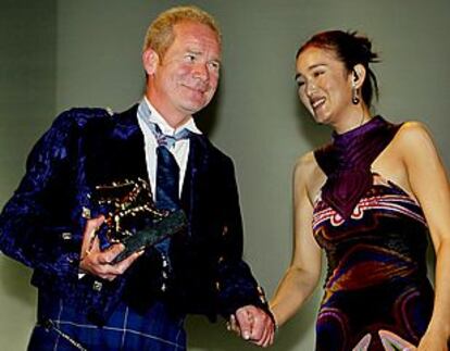 La presidente del jurado de Venecia Gong Li entrega el León de Oro a Peter Mullan.