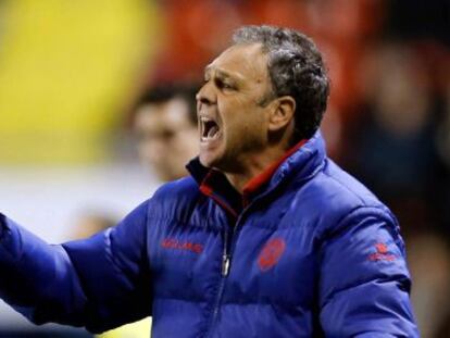 Caparrós da instrucciones a sus jugadores en el partido contra el Rayo.