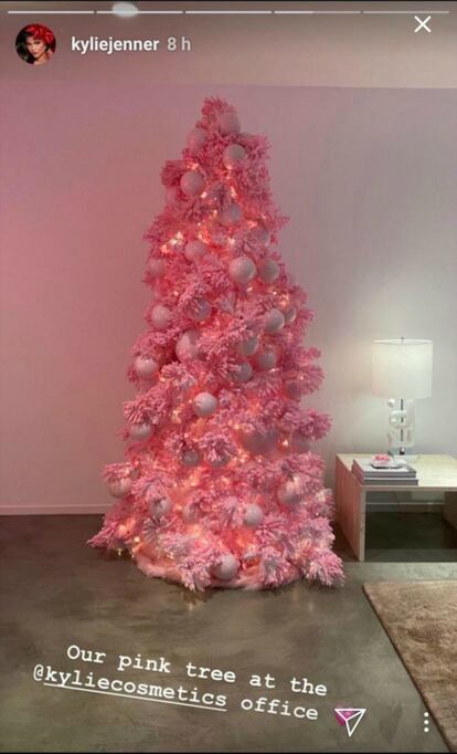 Kylie Jenner también apostó por un árbol rosa, de ramas escarchadas, y con grandes esferas del mismo color. Pero esta extravagante decisión no se debe a sus gustos, sino a una estrategia de marketing de su marca de cosméticos.