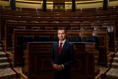 El entonces portavoz del PSOE en el Congreso, Héctor Gómez, posa en el hemiciclo en septiembre del 2021.