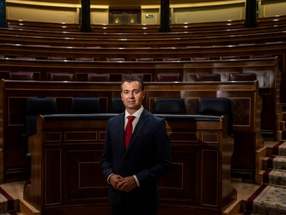 El entonces portavoz del PSOE en el Congreso, Héctor Gómez, posa en el hemiciclo en septiembre del 2021.