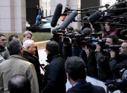 El ministro de Asuntos Exteriores español, Miguel Ángel Moratinos (izquierda), atiende a la prensa ayer en Bruselas.