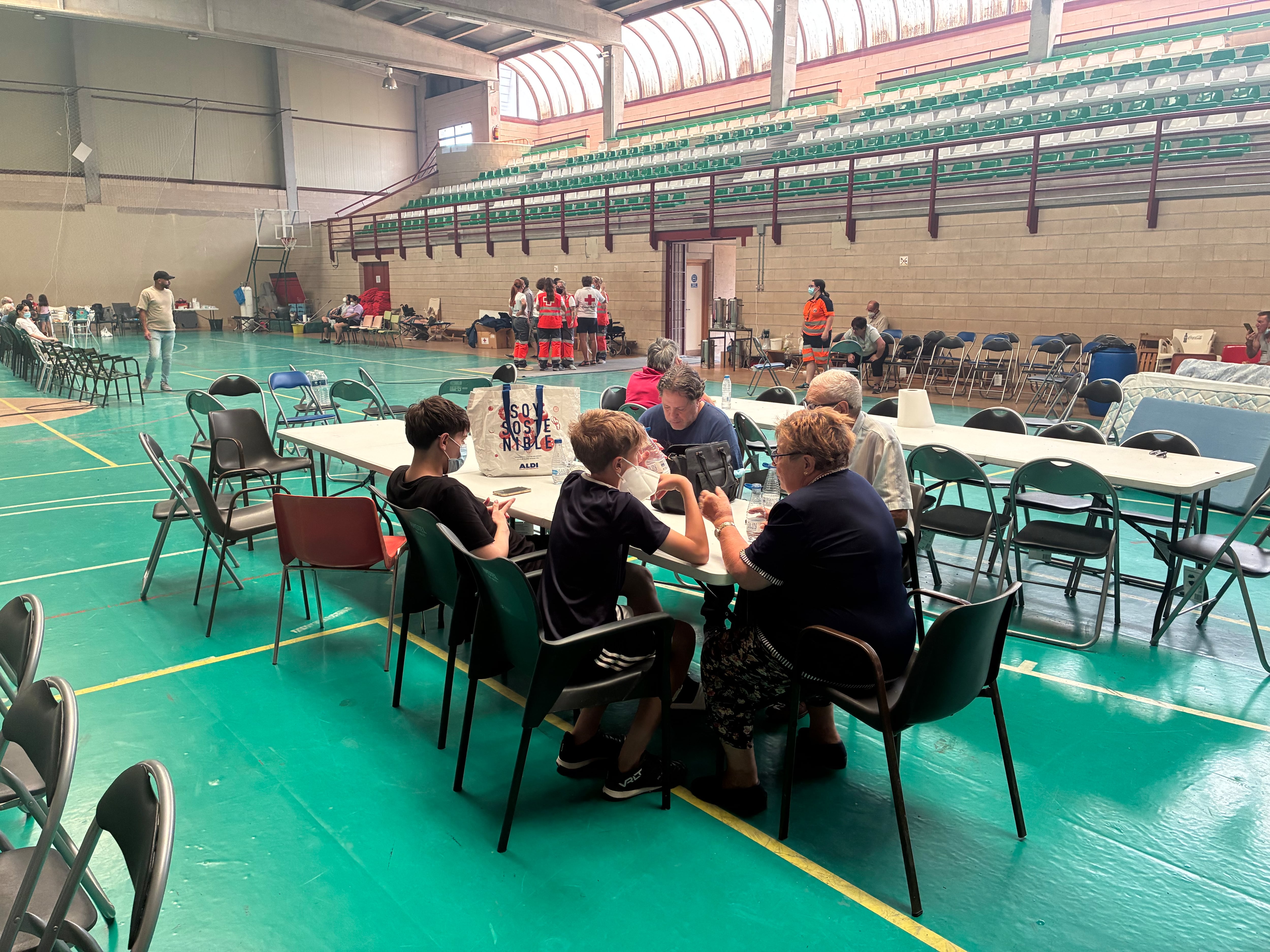 Varios monitores y participantes de un campamento se han refugiado en un polideportivo en Cebreros (Ávila).
