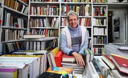 Ana, propietaria con sus noventa años de Aliana, la única librería dedicada a la Gastronomía.