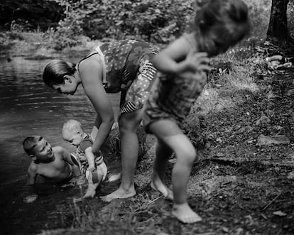 El fotgrafo estadounidense David Alan Harvey, perteneciente a la agencia Magnum, recorre su pas retratando a las familias de su pas.  El autor expone por primera vez un avance de este trabajo (<i>American Family</i>) en la escuela de fotografa EFTI (Madrid).