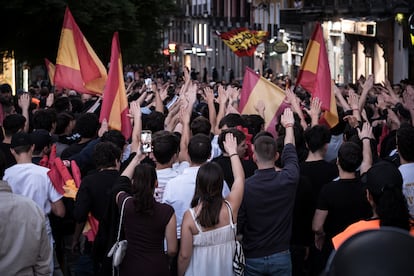 Varias personas hacen el saludo fascista durante una manifestación con el lema “Remigración. Por unos barrios seguros”, a 23 de mayo de 2025, en Madrid (España).