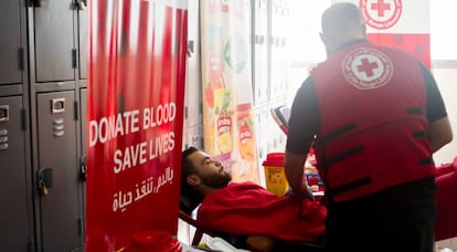 Un médico de Cruz Roja atiende a un donante de sangre voluntario durante una campaña de extracciones en Beirut, Líbano.