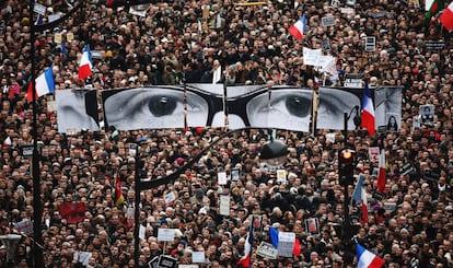 Manifestantes a lo largo de la calle Boulevard Voltaire durante un mitin en París tras los ataques terroristas en 11 de enero 2015 en París. Cerca de un millón de personas recorrieron el centro de París en solidaridad con las 17 víctimas de los ataques terroristas.