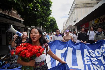 Un grupo de manifestantes pide la renuncia de la fiscal general Consuelo Porras este viernes en Guatemala