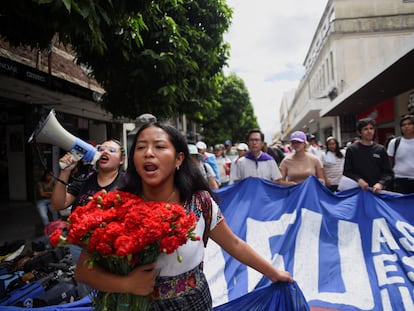 Un grupo de manifestantes pide la renuncia de la fiscal general Consuelo Porras este viernes en Guatemala