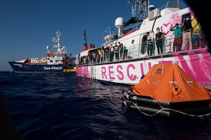 Los barcos de salvamento Louis Michel y Sea Watch participan en un rescate de migrantes en el mar Mediterráneo