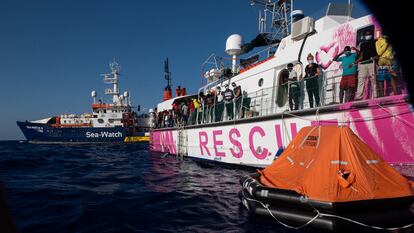 Los barcos de salvamento Louis Michel y Sea Watch participan en un rescate de migrantes en el mar Mediterráneo