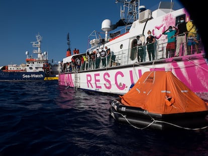 Los barcos de salvamento Louis Michel y Sea Watch participan en un rescate de migrantes en el mar Mediterráneo el 29 de agosto de 2020.