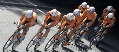 Los ciclistas del equipo Euskaltel Euskadi disputan la cuarta etapa del Tour de Francia el pasado mes de julio.