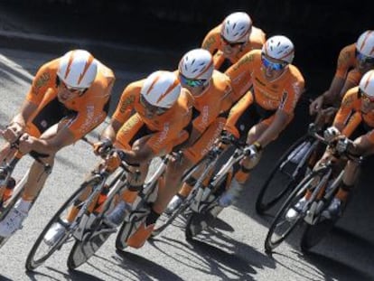 Los ciclistas del equipo Euskaltel Euskadi disputan la cuarta etapa del Tour de Francia el pasado mes de julio.