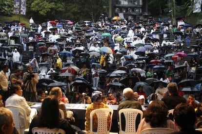 Uno de los multitudinarios actos del Festival Internacional de Poesía de Medellín.