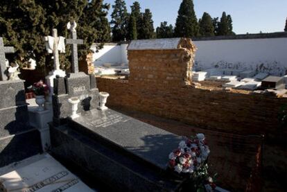 Obras para derribar construido por el franquismo en el  cementerio de Sevilla.