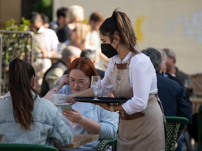 Una camarera atiende una terraza en el centro de Sevilla, en noviembre.