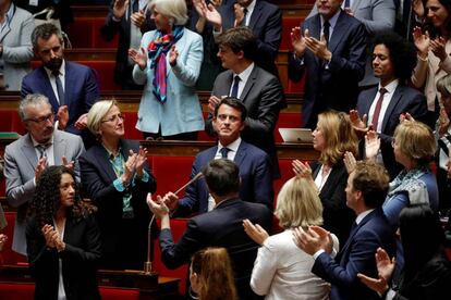 Diputados de la Asamblea Nacional francesa aplauden a Manuel Valls en su despedida el pasado martes.