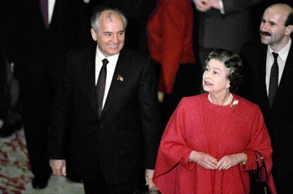 Isabel II y Mijaíl Gorbachov, durante una visita del líder soviético al Reino Unido.