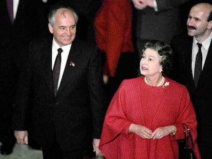 Isabel II y Mijaíl Gorbachov, durante una visita del líder soviético al Reino Unido.