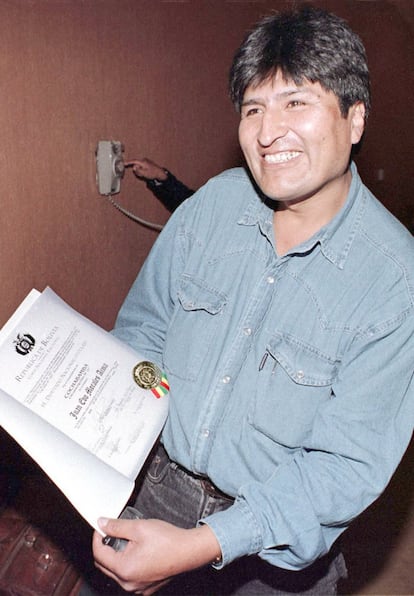 Un joven Evo Morales, que comenzó como líder sindicalista cocalero, muestra el diploma recibido como representante de la Cámara Baja en el Congreso de Bolivia, el 31 de julio de 1997. Morales fue elegido diputado del Movimiento al Socialismo (MAS) por Cochabamba y se convirtió en el primero de los 50.000 cultivadores de coca en participar en el Congreso.