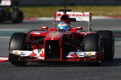 Alonso con su Ferrari durante el entrenamiento.