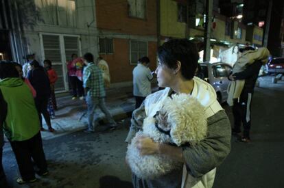 Una mujer y su perro, anoche en la Ciudad de México