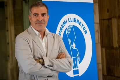 Francesc Serés, ante el cartel del Premio Llibreter.