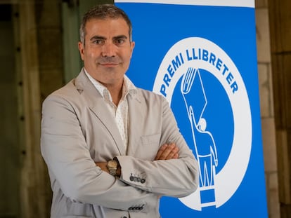 Francesc Serés, ante el cartel del Premio Llibreter.