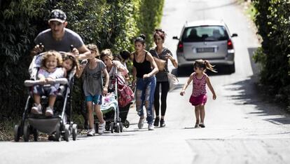 Habitantes de un campamento gitano de Roma abandonan el lugar tras ser desmanteladas el 27 de julio las chabolas en las que vivían.