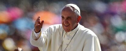 El papa saluda a su llegada a la plaza de San Pedro en el Vaticano, el 4 de septiembre de 2013.