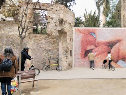 Mosaic 'El món neix en cada besada' (2014) a la plaça d'Isidre Nonell de Barcelona. Fet amb imatges del fotògraf Joan Fontcuberta i el ceramista Antoni Cumella.