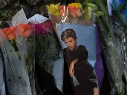 Mensajes entre flores y velas afuera de la casa de George Michael en Inglaterra.