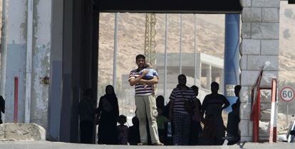 Refugiados sirios cruzan a Líbano el viernes.
