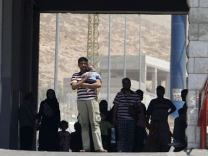 Refugiados sirios cruzan a Líbano el viernes.