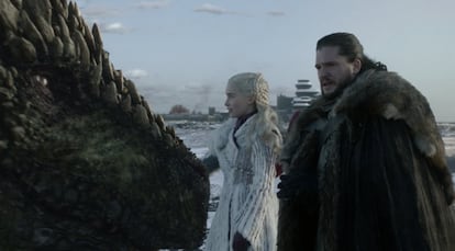 Jon y Daenerys parecen enamorarse tras certificar su unión estratégica. Ella le ayudará a combatir a los caminantes blancos. Él la apoyará en su camino a Desembarco del Rey y la proclamará su reina. Una supuesta historia de amor que se tuerce en cuanto Jon se entera de que en verdad es un Targaryen y el heredero legítimo al trono según las leyes de Poniente (es el hijo del hermano mayor de Daenerys) y se lo cuenta a ella. Jon asegura que no está interesado en el trono, pero Daenerys no se fía. A pesar de la petición de la Khaleesi de ocultar el secreto, Jon se lo cuenta a sus hermanos. Y al final se entera todo el mundo. Daenerys, decepcionada con Jon, sabe que ya no puede contar con nadie para sentarse en el trono.