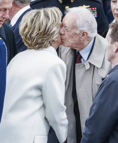 La excandidata demócrata a la Presidencia Hillary Clinton saluda al expresidente de EE.UU. Jimmy Carter.