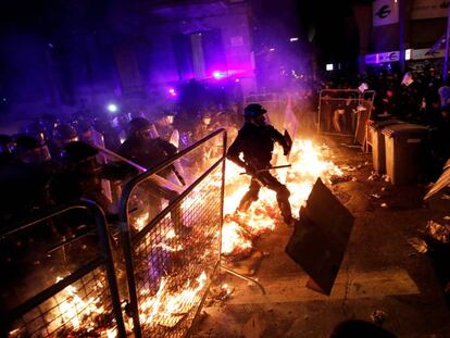 Manifestantes e policiais em Barcelona na noite de terça