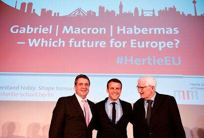 El entonces ministro de Exteriores alemán, Sigmar Gabriel, el presidente de Francia, Emmanuel Macron, y el filósofo alemán Jürgen Habermas en la Hertie School of Governance, el 16 de marzo de 2017. 