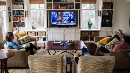 Una familia ve la televisión en Washington.