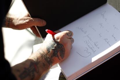 El fotógrafo Alberto García-Alix, fácilmente reconocible por sus numerosos tatuajes, firma uno de los ejemplares de su libro 'Autoretrato' en la plaza de Callao. "Es un conjunto de imágenes con el que me he definido en un solo autorretrato", explicaba. García-Alix estuvo firmando desde las cinco de la tarde en compañía del francés Laurent Binet (autor de 'HHhH') y del ilustrador Kike de la Rubia.