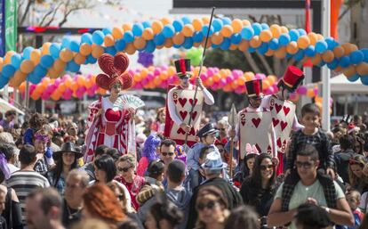 Desfiles de carnaval durante la celebración de la festividad de Purim por las calles de Netanya (Israel).