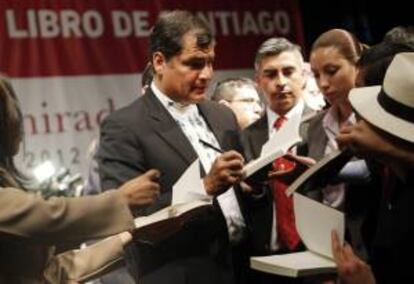 El presidente de Ecuador, Rafael Correa (c), firma ejemplares de su libro "Ecuador: de Banana Republic a la No República" este 26 de octubre, al finalizar su presentación en la Feria Internacional del Libro de Santiago de Chile (Chile).