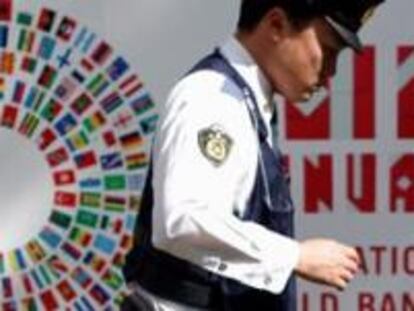 Un policía transita por el exterior de la sede denode se celebra la cumbre del FMI y el Banco Mundial en Tokio el 10 de  octubre de 2012.