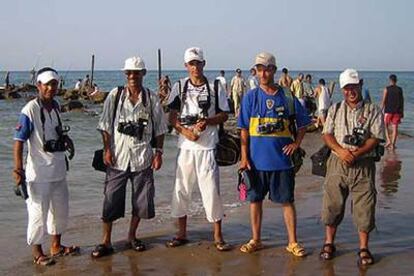Fotógrafos en la playa de Saïdia, en la frontera con Argelia.