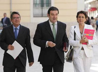 El consejero de Economía, Gerardo Camps, en el centro, con los responsables de presupuestos.