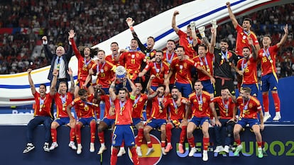 Álvaro Morata levanta el título de campeones junto a sus compañeros de la selección española.